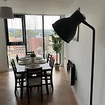Perfect For Work Or Leisure, This 12Th Floor Apartment Near The City Centre Provides Stunning Panoramic Views Of Sheffield