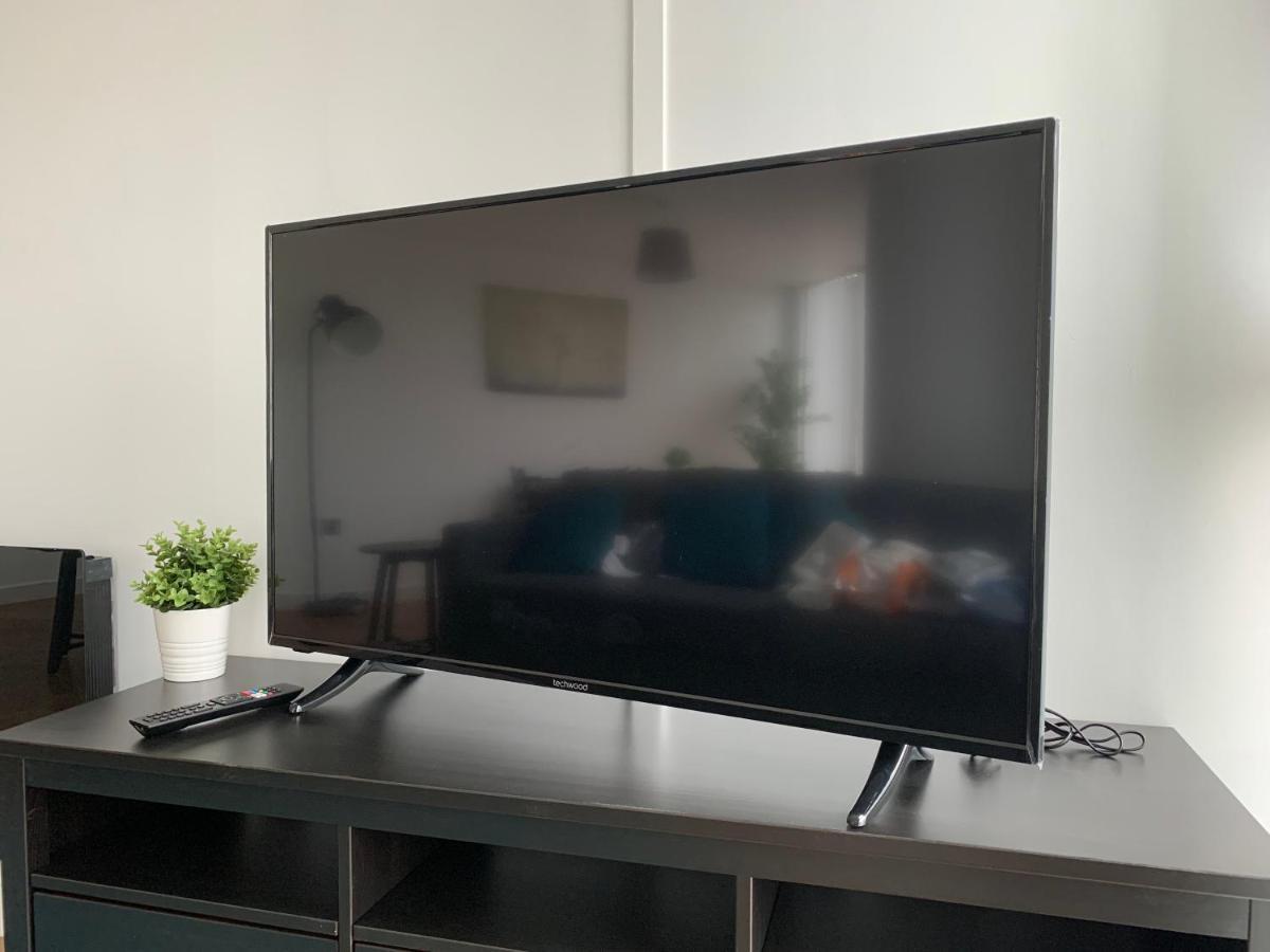 Perfect For Work Or Leisure, This 12Th Floor Apartment Near The City Centre Provides Stunning Panoramic Views Of Sheffield